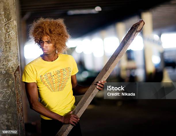 Junger Mann In Städtische Szene Stockfoto und mehr Bilder von 20-24 Jahre - 20-24 Jahre, Afrikanischer Abstammung, Afro-Frisur