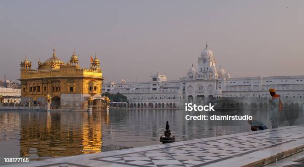 Photo libre de droit de Personnes Debout Étang De Temple Dor À Amritsar banque d'images et plus d'images libres de droit de Culture indienne d'Inde - Culture indienne d'Inde, Paradis, Bouddhisme