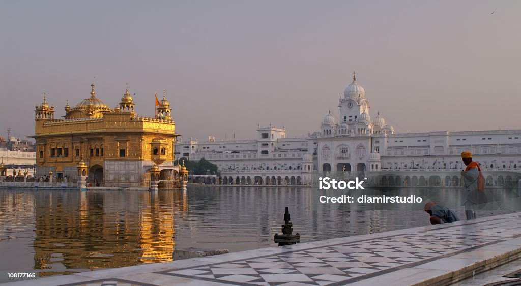 Osób stojących w Staw w Złoty Rozciągacz Amritsar - Zbiór zdjęć royalty-free (Kultura indyjska)