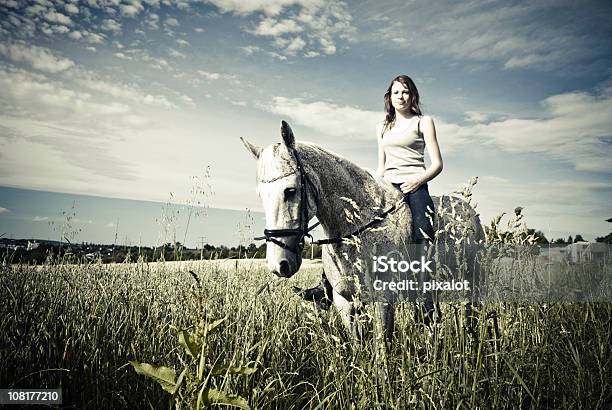 En Los Campos Foto de stock y más banco de imágenes de Caballo - Familia del caballo - Caballo - Familia del caballo, Cultivo, Actividades recreativas