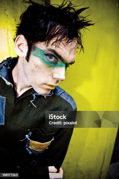 Uomo Indossando Verde Makeup - Fotografie stock e altre immagini di 20-24 anni - 20-24 anni, Abbigliamento casual, Adulto