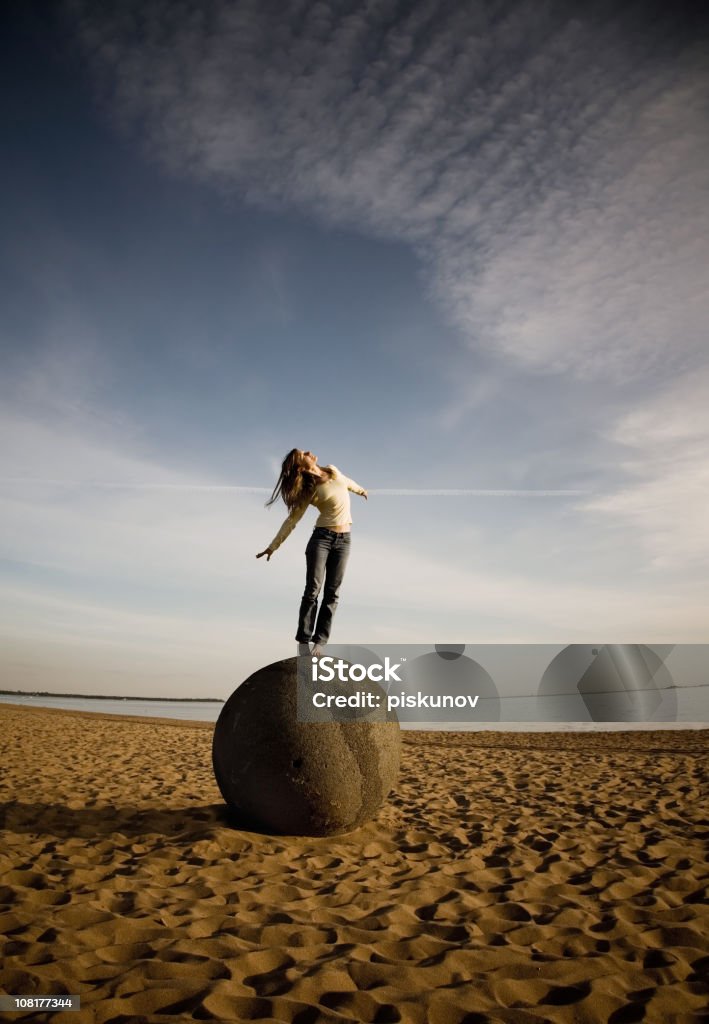 Mulher em pé em uma pedra bola - Foto de stock de Adulto royalty-free