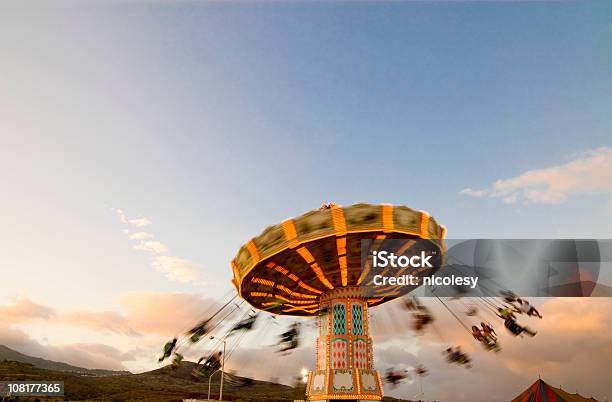 Photo libre de droit de De Carnaval Ride banque d'images et plus d'images libres de droit de Attraction foraine - Équipement de loisirs - Attraction foraine - Équipement de loisirs, Ciel, Crépuscule