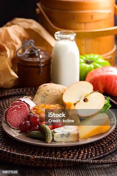 Rústico Almoço Ploughmans - Fotografias de stock e mais imagens de Leite - Leite, Alface, Alimentação Saudável