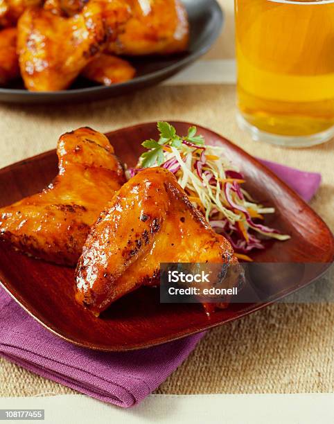 Foto de Asas De Frango Em Um Prato Com Cerveja No Fundo e mais fotos de stock de Asa de Galinha - Asa de Galinha, Buffalo Chicken, Calor