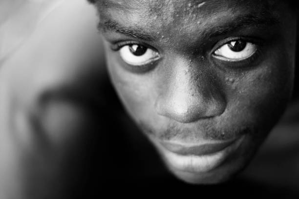 Czarno-biały Portret młodego pochodzenia afrykańskiego człowieka – zdjęcie