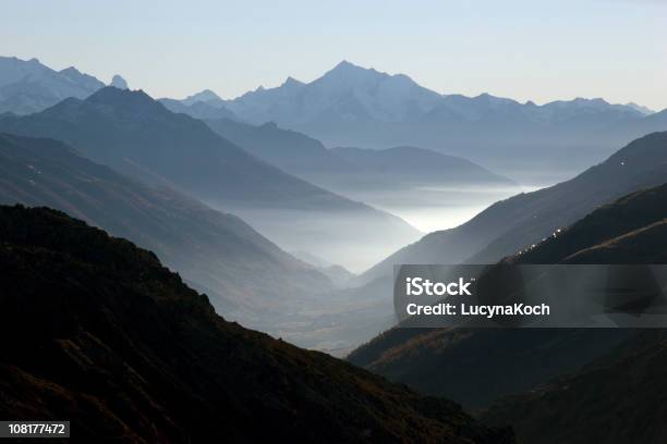 Mountain Valley Mit Nebel Stockfoto und mehr Bilder von Nebel - Nebel, Alpen, Schweiz