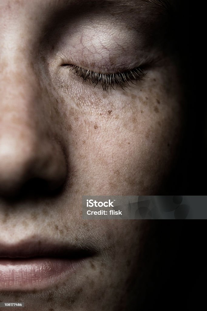 Close-up von Frau Gesicht Freckled - Lizenzfrei Augen geschlossen Stock-Foto