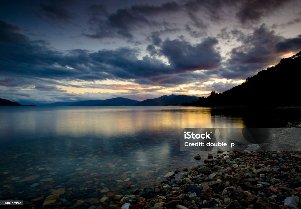 Закат над Озеро Лох Leven с горы на заднем плане - Стоковые фото Loch Lake роялти-фри