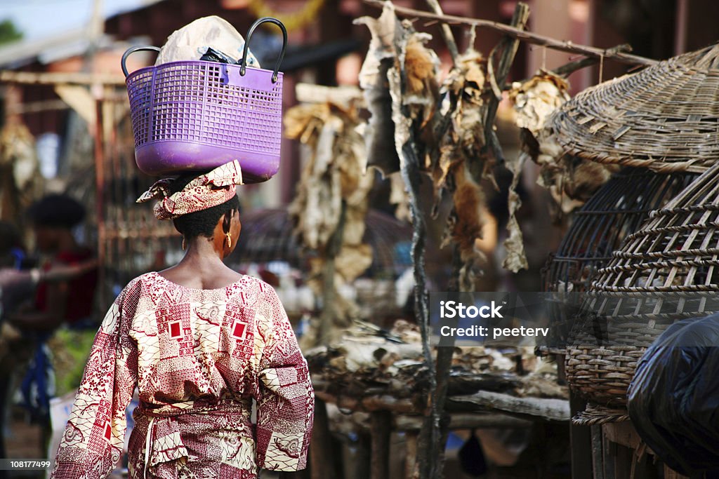 Donna passeggiando per il mercato africano - Foto stock royalty-free di Benin