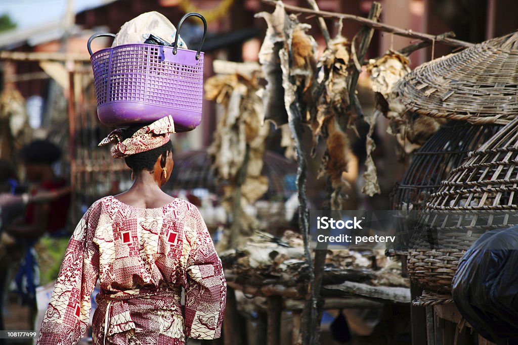 Mulher africana caminhada através de Mercado - Royalty-free Benim Foto de stock