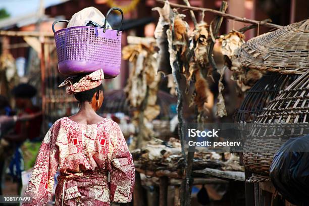 Mulher Africana Caminhada Através De Mercado - Fotografias de stock e mais imagens de Benim - Benim, África, Mercado - Espaço de Venda a Retalho