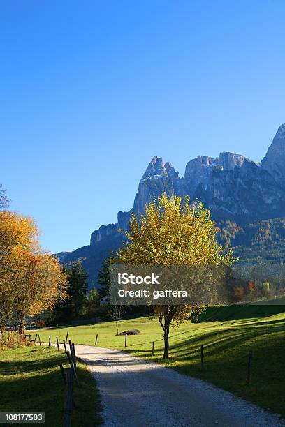Pequeña Vía En Los Alpes Dolomíticos Durante El Otoño Foto de stock y más banco de imágenes de Aire libre