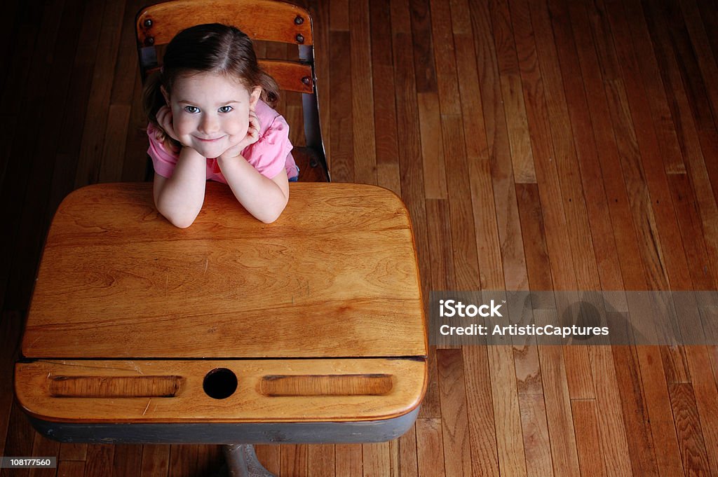 座って幸せな少女の学校のデスク - ツインテールのロイヤリティフリーストックフォト