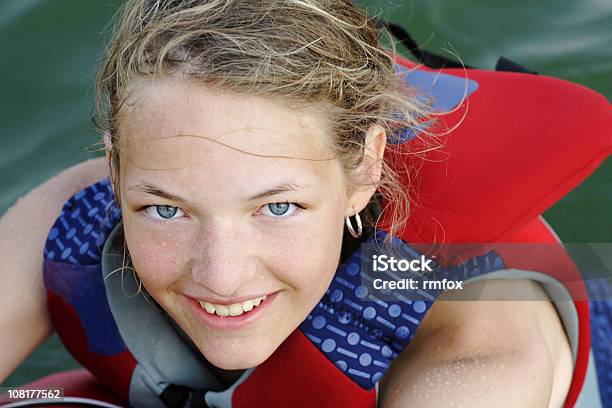 Photo libre de droit de Jeune Fille Dans Leau banque d'images et plus d'images libres de droit de Lac - Lac, Adolescent, Plan rapproché