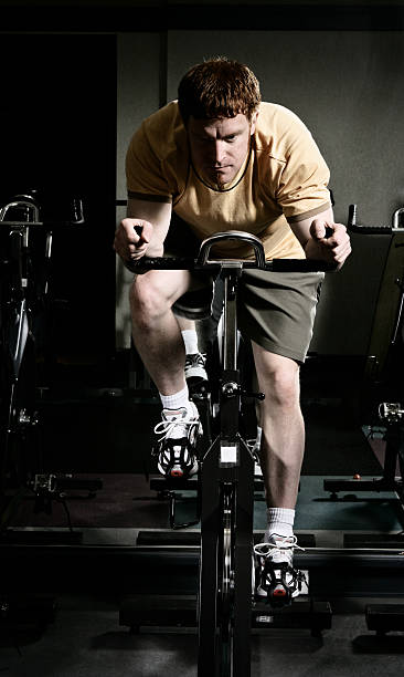 ride - spinning instructor exercising gym photos et images de collection