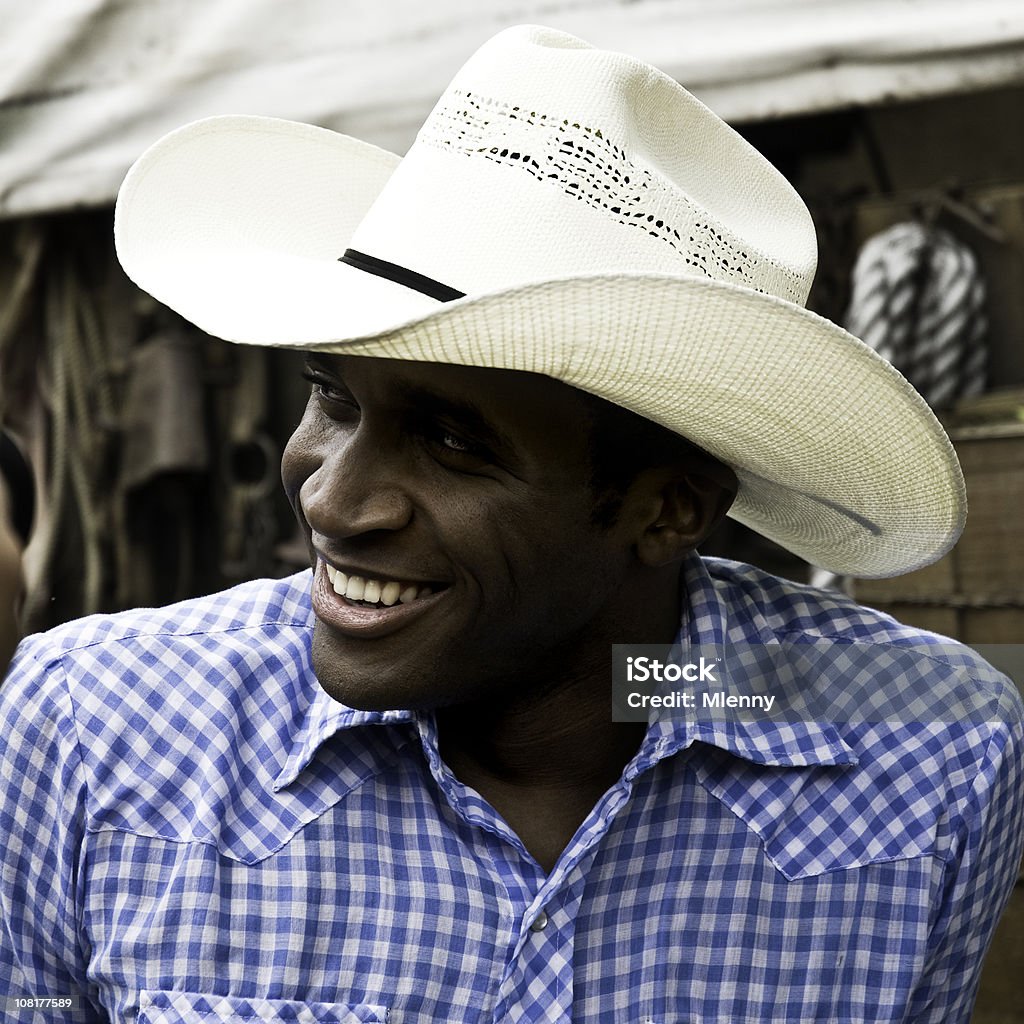 Młody African- amerykański człowiek sobie Kapelusz kowbojski - Zbiór zdjęć royalty-free (Kowboj)