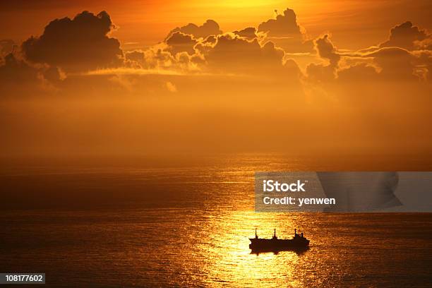 Silhueta De Navio Em Sunrise Destaque - Fotografias de stock e mais imagens de Navio Cargueiro - Navio Cargueiro, Laranja - Cores, A caminho