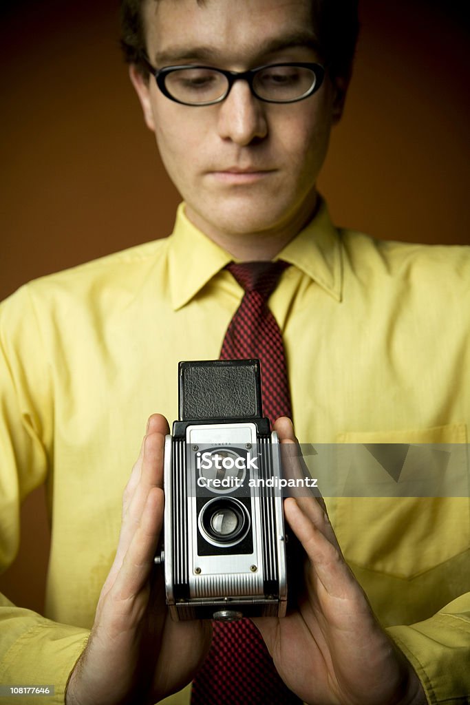 Jovem vestindo gravata com câmera Vintage - Foto de stock de Antiguidade royalty-free