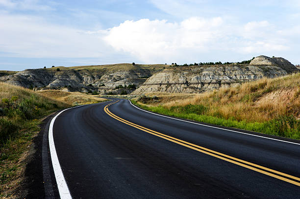 autobahn straße durch badlands - badlands nationalpark stock-fotos und bilder