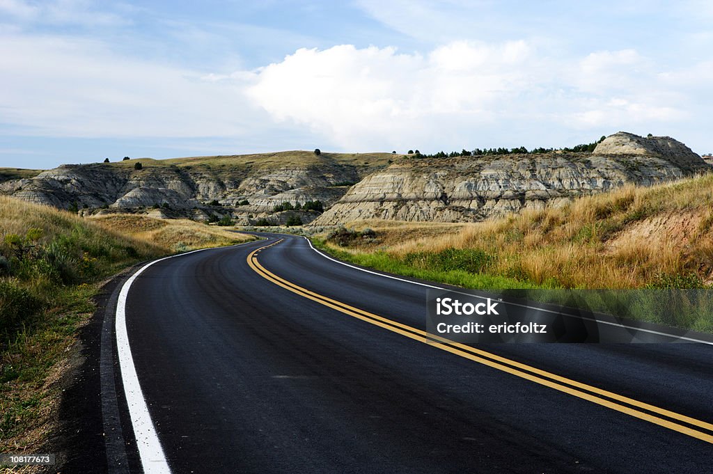 Highway Road sur Badlands - Photo de Dakota du Nord libre de droits