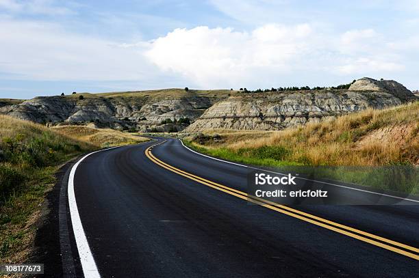 Photo libre de droit de Highway Road Sur Badlands banque d'images et plus d'images libres de droit de Dakota du Nord - Dakota du Nord, Parc National des Badlands, Badlands