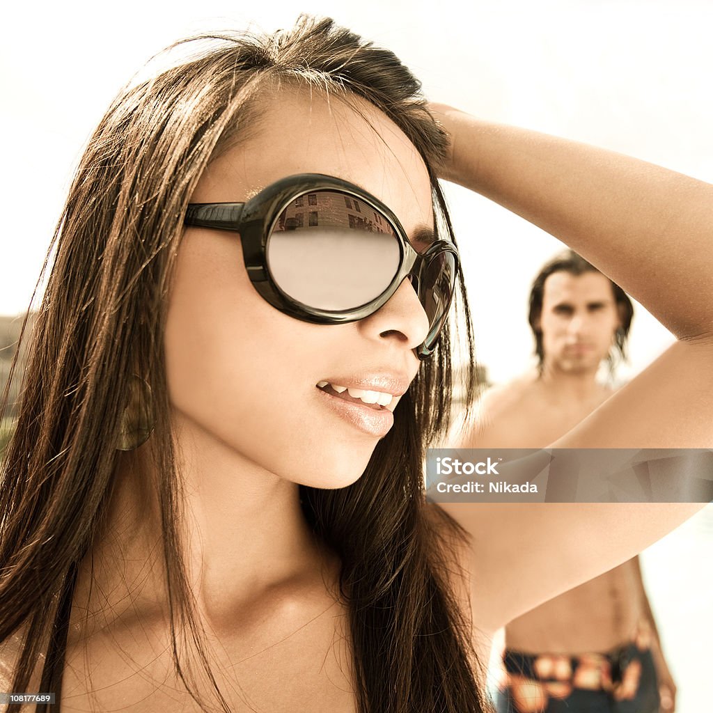 Flirter dans la piscine de l'hôtel - Photo de Lunettes de soleil libre de droits