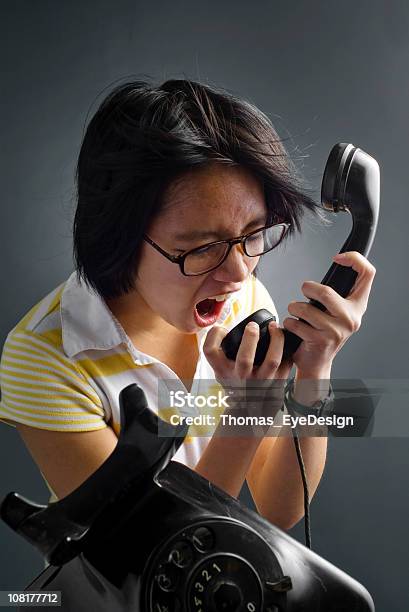 Photo libre de droit de Jeune Femme Crier Au Téléphone banque d'images et plus d'images libres de droit de Opérateur téléphonique - Opérateur téléphonique, Adulte, Affaires