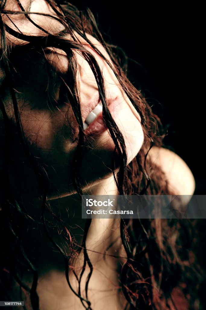 Retrato de jovem com o Cabelo Molhado com rosto - Foto de stock de Mulheres royalty-free