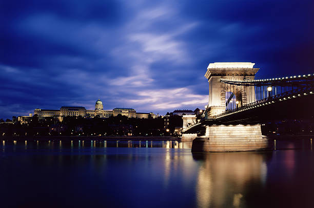 most łańcuchowy i zamku w budzie - budapest chain bridge hungary palace zdjęcia i obrazy z banku zdjęć