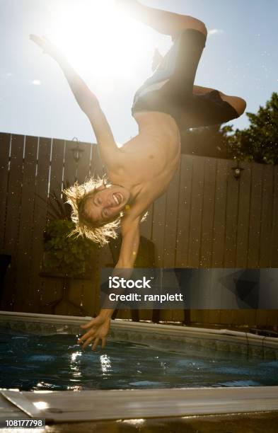 뛰어내림 수영장 점프에 대한 스톡 사진 및 기타 이미지 - 점프, 십대 소년, 14-15 살