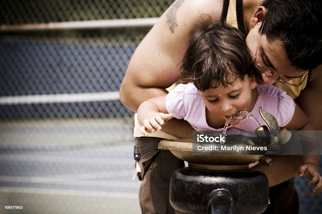 Filha de pai segurando a fonte de água - Foto de stock de 2-3 Anos royalty-free