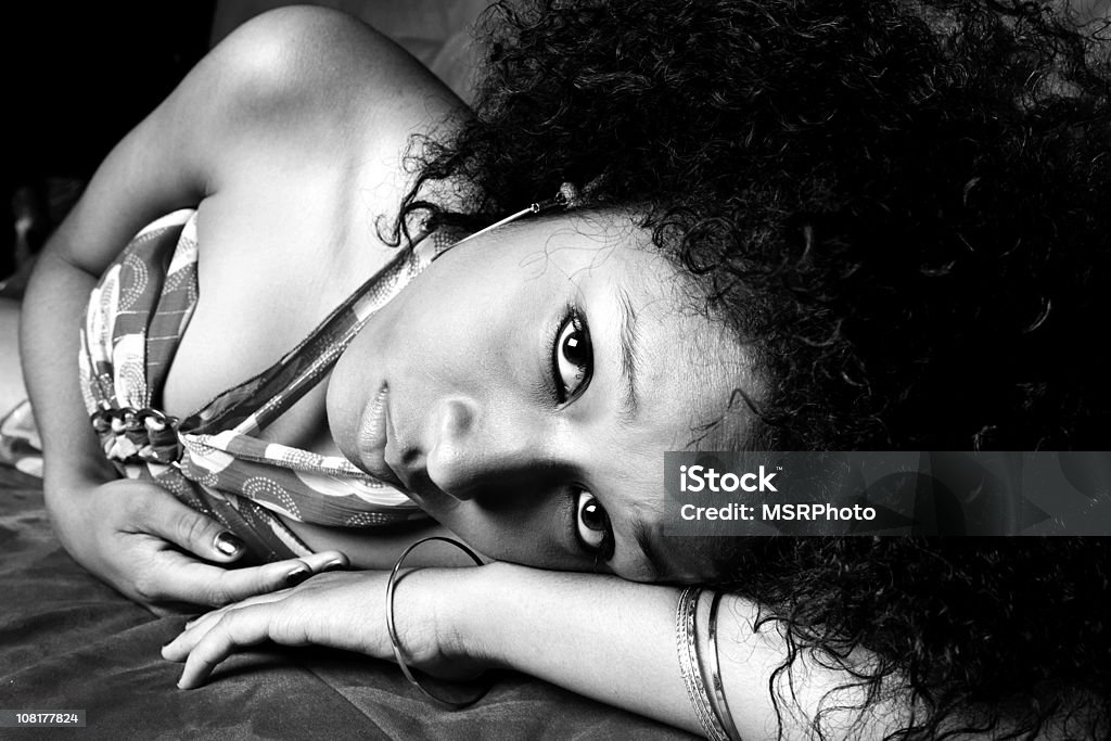 Retrato de mulher jovem deitado - Royalty-free Modelo - Ocupação Foto de stock