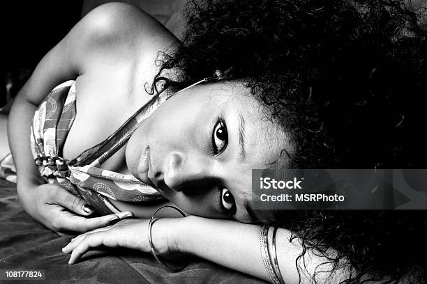 Retrato De Mulher Jovem Deitado - Fotografias de stock e mais imagens de Modelo - Ocupação - Modelo - Ocupação, Preto e Branco, Adulto