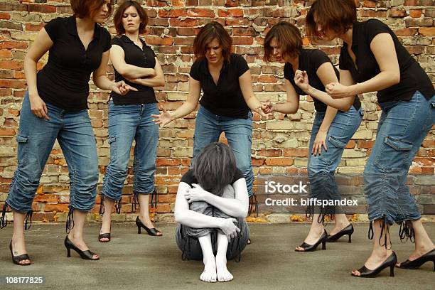 Self Bullied Donna Cowers Tra Dopplegangers - Fotografie stock e altre immagini di Giudizio - Giudizio, Indicare, Dolore fisico