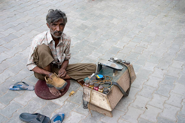 fruchtdessert arbeiten auf straßen von indien für seinen lebensunterhalt personen - shoe men indian culture indian ethnicity stock-fotos und bilder