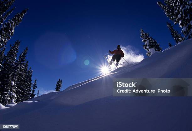 アクションスキーヤーパウダーではコロラドのロッキー山脈のスキー場 - 1人のストックフォトや画像を多数ご用意 - 1人, ウィンタースポーツ, エクストリームスポーツ