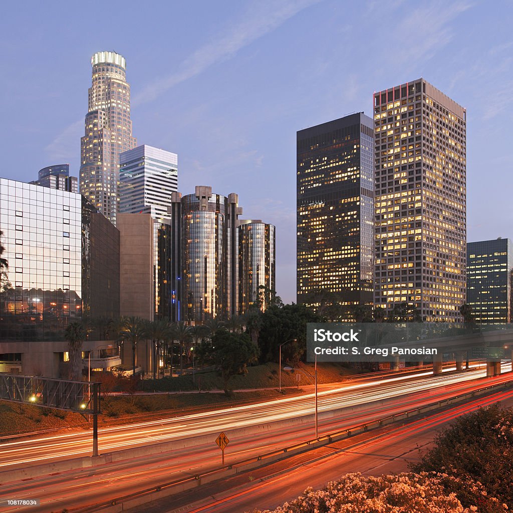 Downtown Los Angeles 스카이라인 at Dusk - 로열티 프리 국가 관광명소 스톡 사진