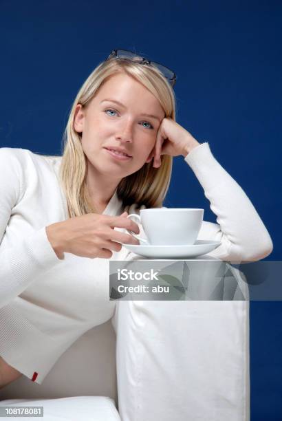 Mujer Joven Relajante En Un Sofá Con Una Taza De Té Foto de stock y más banco de imágenes de Actitud