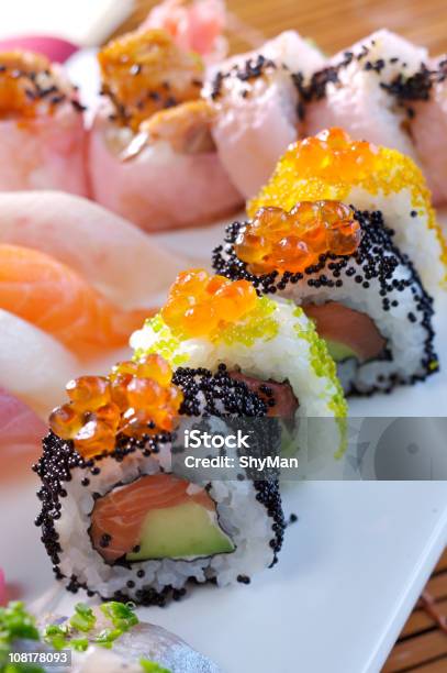 Maki Sushi - Fotografie stock e altre immagini di Alimentazione sana - Alimentazione sana, Ambientazione interna, Avocado