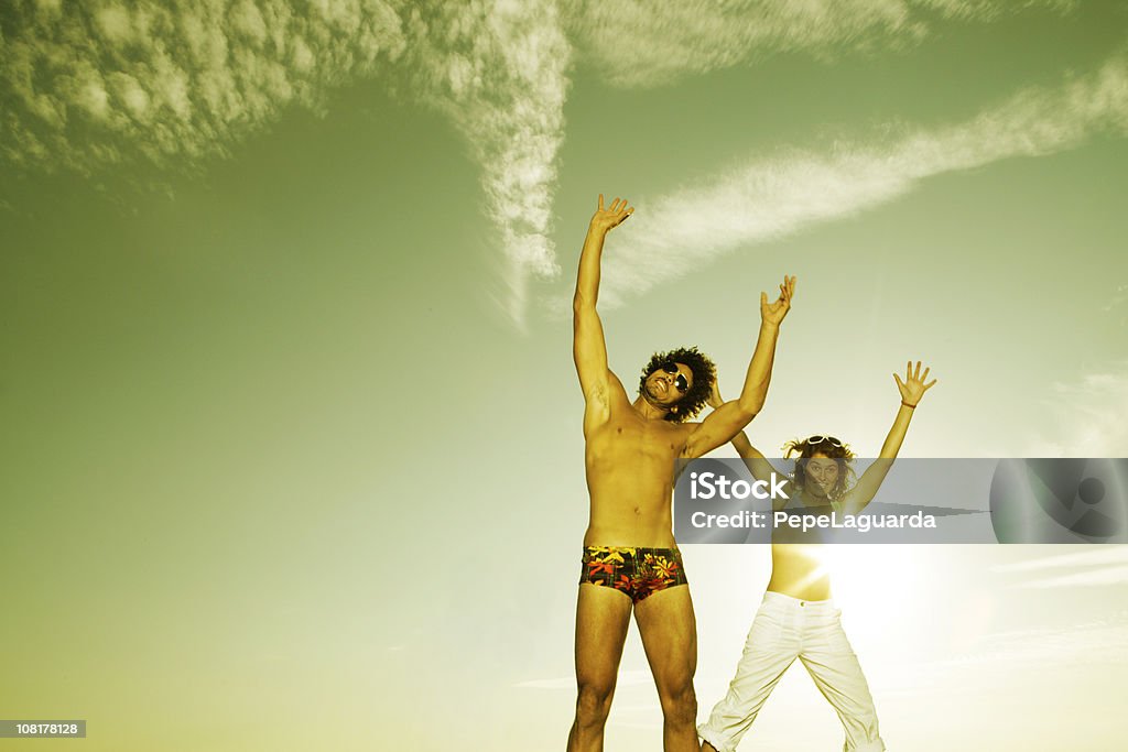 Jeune homme et femme avec les maillots de saut - Photo de Adulte libre de droits