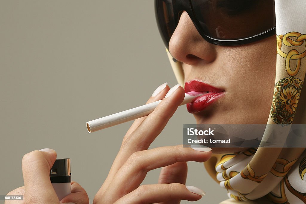 Iluminação um cigarro - Foto de stock de Sensualidade royalty-free