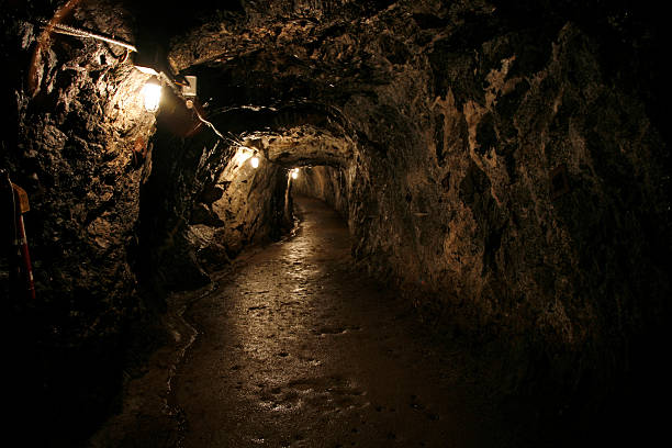 Dark and Wet Sterling Hill Mine Tunnel  tunnel stock pictures, royalty-free photos & images