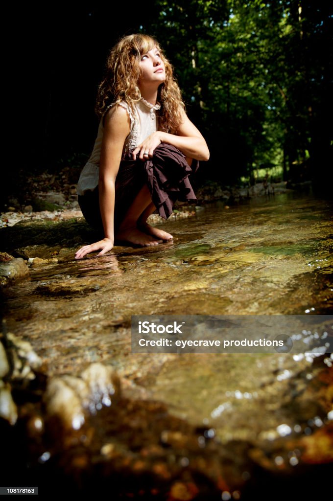 Młoda kobieta w lesie małych strumienia - Zbiór zdjęć royalty-free (Drzewo)