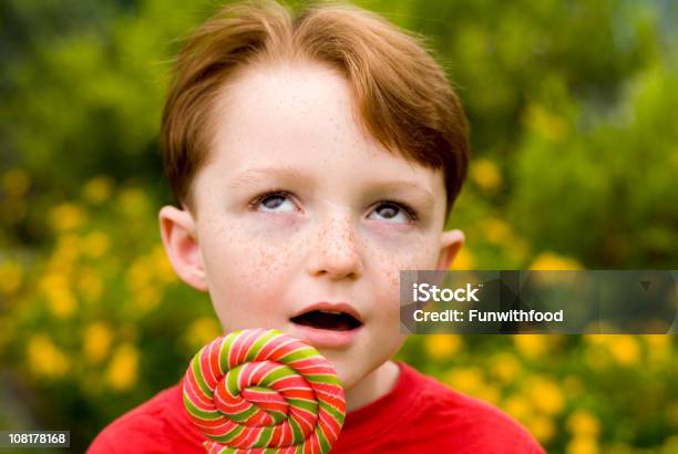 Boy Pelirrojo Peca Cara Niño Con Piruleta Caramelos Girar Los Ojos Foto de stock y más banco de imágenes de Aburrimiento