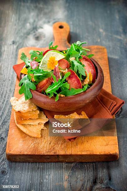 Rúcula Salada - Fotografias de stock e mais imagens de Ameixa - Fruta - Ameixa - Fruta, Presunto, Salada