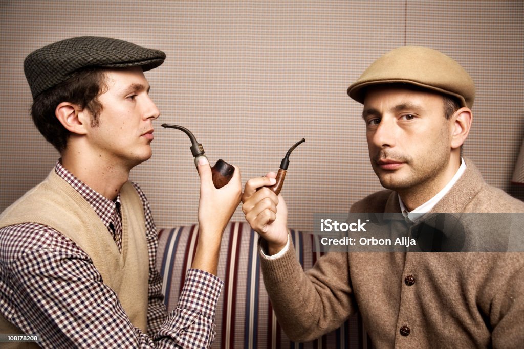 2 人の男性に合わせると喫煙パイプ Newsboy キャップ - カップルのロイヤリティフリーストックフォト
