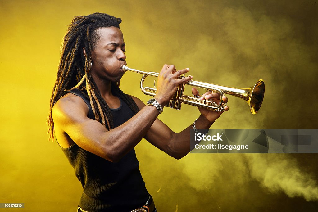 Homme jouant Trompette sur scène - Photo de Musicien libre de droits