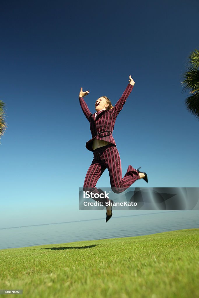 Felice e libero moderno donna d'affari, saltando di gioia - Foto stock royalty-free di Braccia alzate