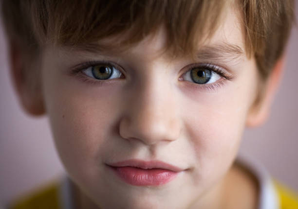 close-up da cabeça fotografia de menino para a câmera - hazel eyes - fotografias e filmes do acervo
